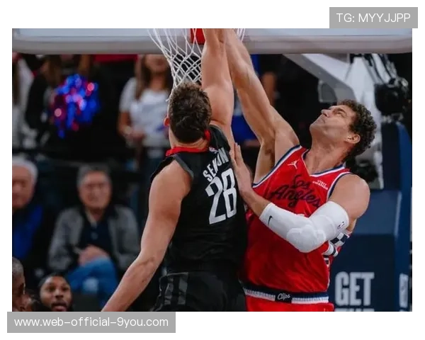 伦纳德关键时刻完成封盖并反击得分，快船将胜利收入囊中