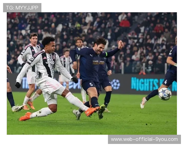 尤文反击直奔禁区，麦肯尼射门被挡下